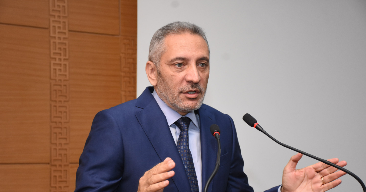 العلمي يعزف العود