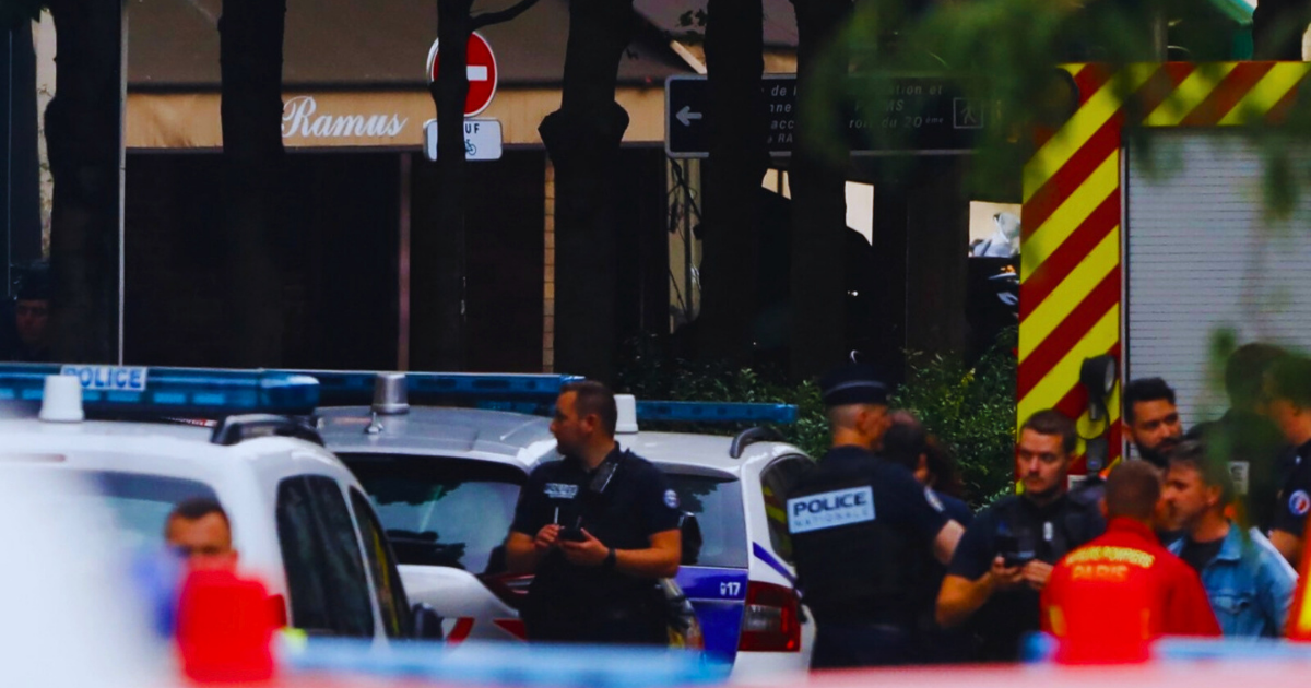 اقتحام مقهى بباريس