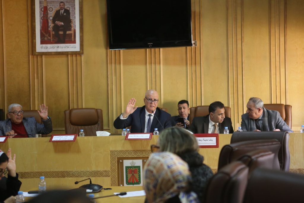 النقل الحضري بوجدة يضع المجلس على صفيح ساخن 